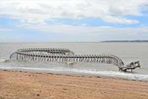 HUANG Yong Ping, <em>Serpent d’océan</em>, aluminium, 2012