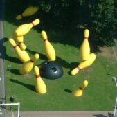 OLDENBURG Claes & BRUGGEN Coosje (van), Flying Pins, 2000