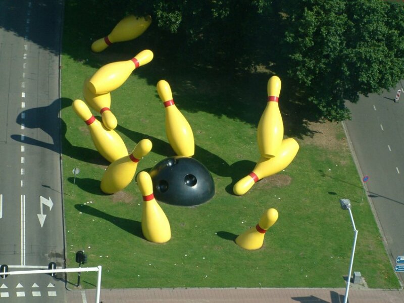 OLDENBURG Claes & BRUGGEN Coosje (van), Flying Pins, 2000